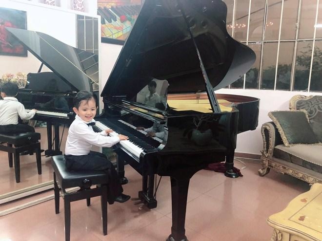 Kubi làm “thầy giáo đáng yêu nhất hệ mặt trời” dạy mẹ Khánh Thi