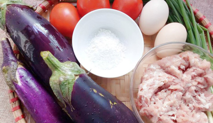 Lạ miệng với món cà tím kẹp thịt hình đèn lồng sốt cà chua đỏ