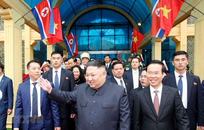 Lí do Chủ tịch Kim Jong Un chỉ để một kiểu tóc và một bộ trang phục