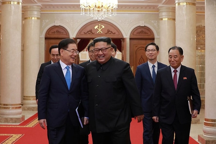 Lí do Chủ tịch Kim Jong Un chỉ để một kiểu tóc và một bộ trang phục