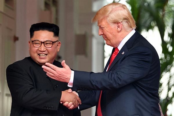 Lí do Chủ tịch Kim Jong Un chỉ để một kiểu tóc và một bộ trang phục