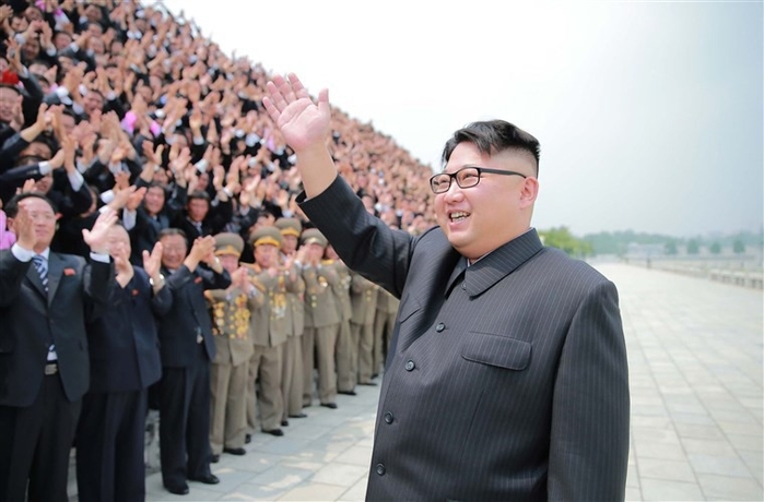 Lí do Chủ tịch Kim Jong Un chỉ để một kiểu tóc và một bộ trang phục