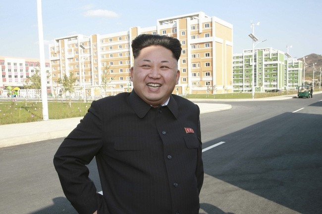 Lí do Chủ tịch Kim Jong Un chỉ để một kiểu tóc và một bộ trang phục