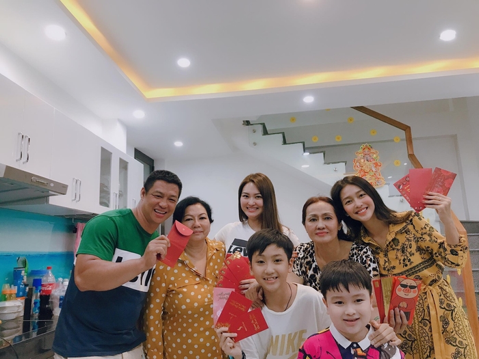 Loạt ảnh sao Việt háo hức khoe lì xì trong ngày đầu năm mới Kỷ Hợi