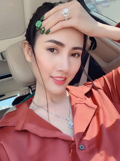 Loạt mỹ nhân Việt khoe nhẫn kim cương khủng từ nửa kia