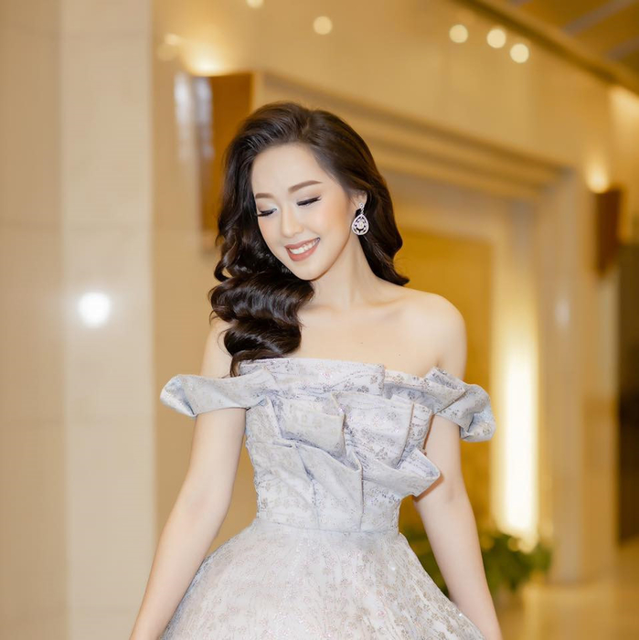 Loạt nữ sinh từng gây sốt khi tặng hoa cho lãnh đạo cấp cao đến Việt