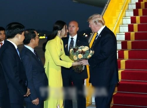 Loạt nữ sinh từng gây sốt khi tặng hoa cho lãnh đạo cấp cao đến Việt