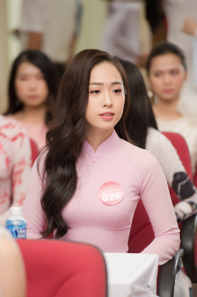 Loạt nữ sinh từng gây sốt khi tặng hoa cho lãnh đạo cấp cao đến Việt