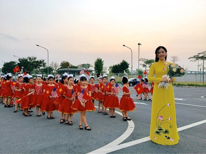 Loạt nữ sinh từng gây sốt khi tặng hoa cho lãnh đạo cấp cao đến Việt