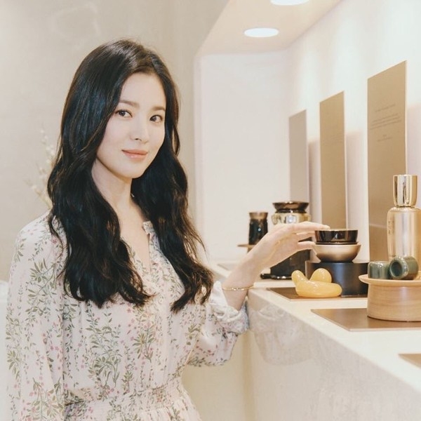 Mặc kệ tin đồn ly hôn, Song Hye Kyo vẫn xinh đẹp tỏa sáng tại sự