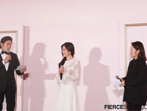 Mặc kệ tin đồn ly hôn, Song Hye Kyo vẫn xinh đẹp tỏa sáng tại sự