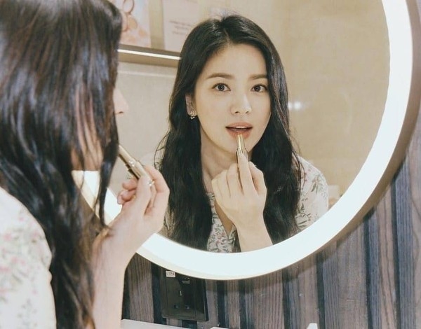 Mặc kệ tin đồn ly hôn, Song Hye Kyo vẫn xinh đẹp tỏa sáng tại sự