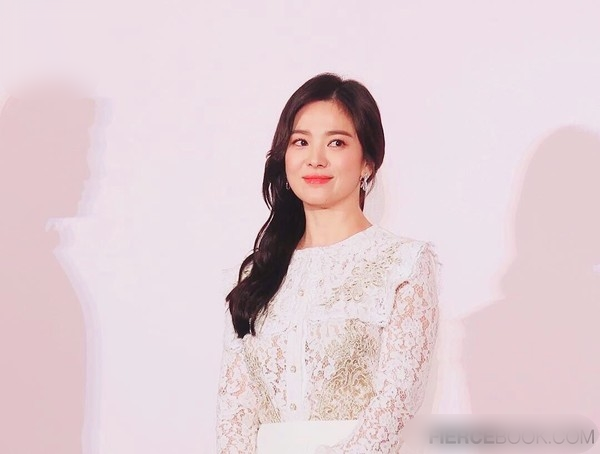 Mặc kệ tin đồn ly hôn, Song Hye Kyo vẫn xinh đẹp tỏa sáng tại sự