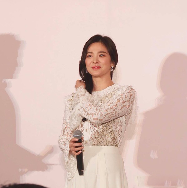 Mặc kệ tin đồn ly hôn, Song Hye Kyo vẫn xinh đẹp tỏa sáng tại sự
