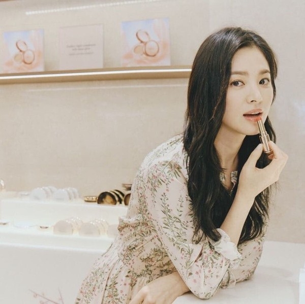 Mặc kệ tin đồn ly hôn, Song Hye Kyo vẫn xinh đẹp tỏa sáng tại sự