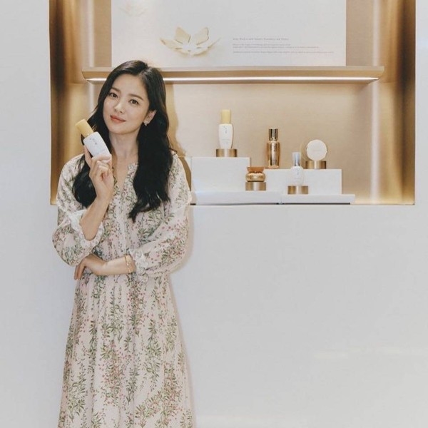Mặc kệ tin đồn ly hôn, Song Hye Kyo vẫn xinh đẹp tỏa sáng tại sự