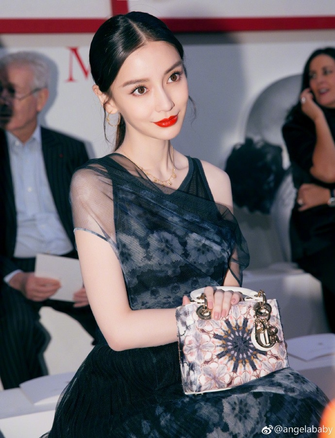 Mặc lùm xùm bị đàn em tát, Angela Baby thả dáng tại Paris