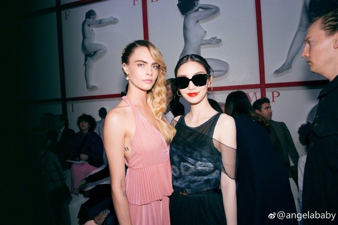 Mặc lùm xùm bị đàn em tát, Angela Baby thả dáng tại Paris