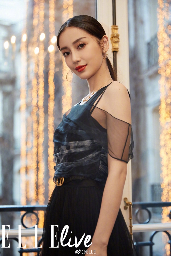 Mặc lùm xùm bị đàn em tát, Angela Baby thả dáng tại Paris