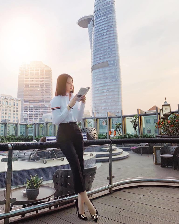 Mặc người ta váy vóc điệu đà, loạt sao nữ Vbiz này lại thả dáng sơmi