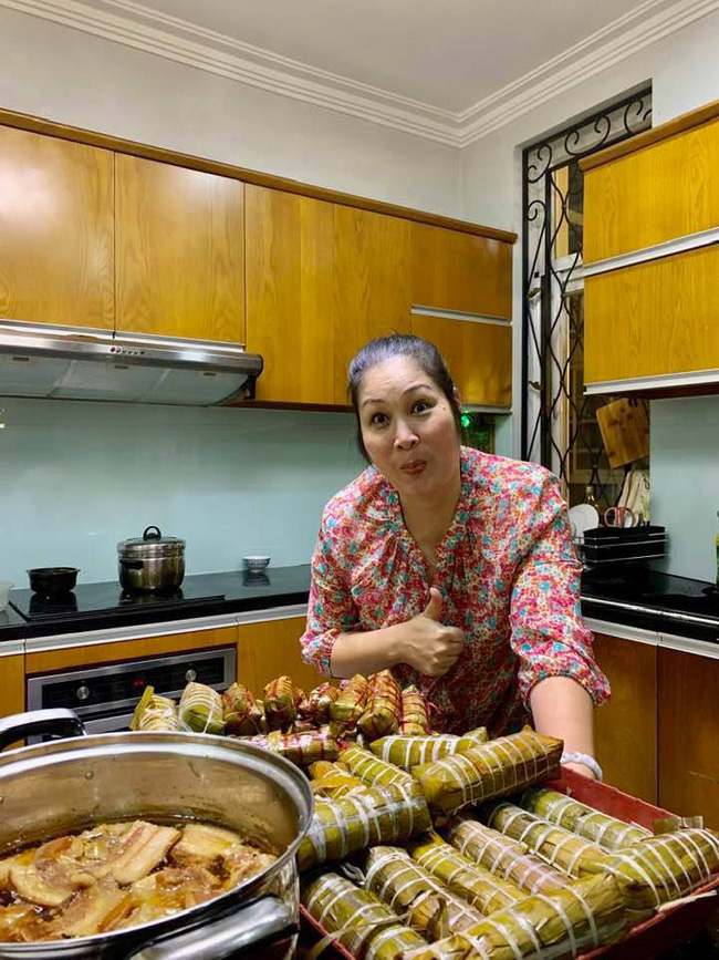 Minh Hằng và dàn sao Việt tự tay gói bánh chưng, bánh tét