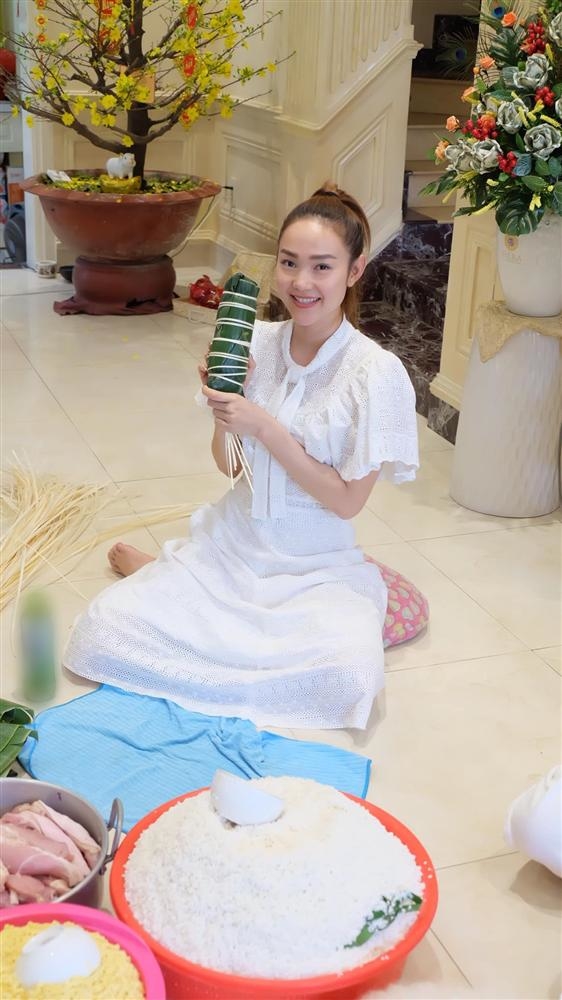 Minh Hằng và dàn sao Việt tự tay gói bánh chưng, bánh tét