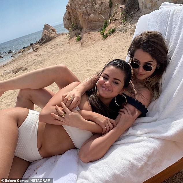 Mới chớm thoát kiếp FA, Selena Gomez đã bất ngờ trở lại với nhan sắc