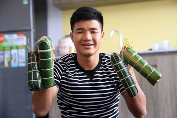 Mùng 1 Tết của cầu thủ Việt: Duy Mạnh đưa người yêu đi chùa