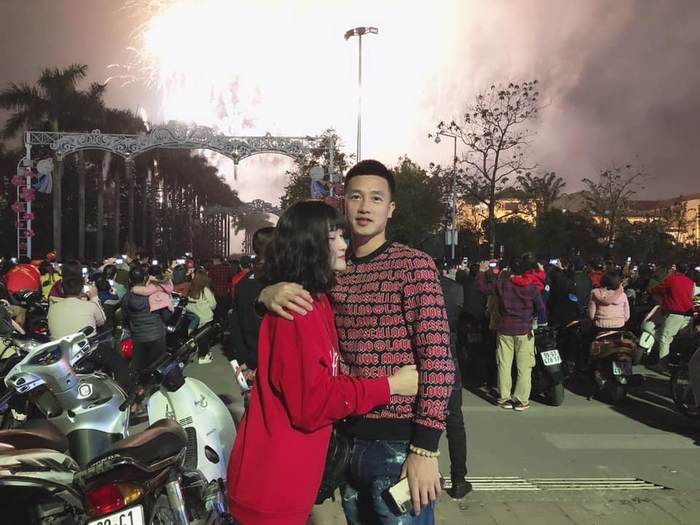 Mùng 1 Tết của cầu thủ Việt: Duy Mạnh đưa người yêu đi chùa