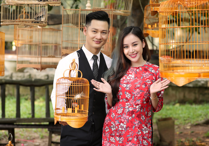 Ngân 98 hết livestream đến cố tình vén váy khoe phần phản cảm