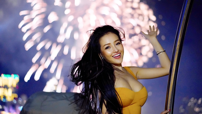 Ngân 98 hết livestream đến cố tình vén váy khoe phần phản cảm