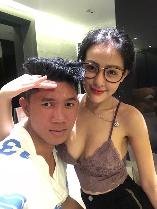 Ngân 98 hết livestream đến cố tình vén váy khoe phần phản cảm