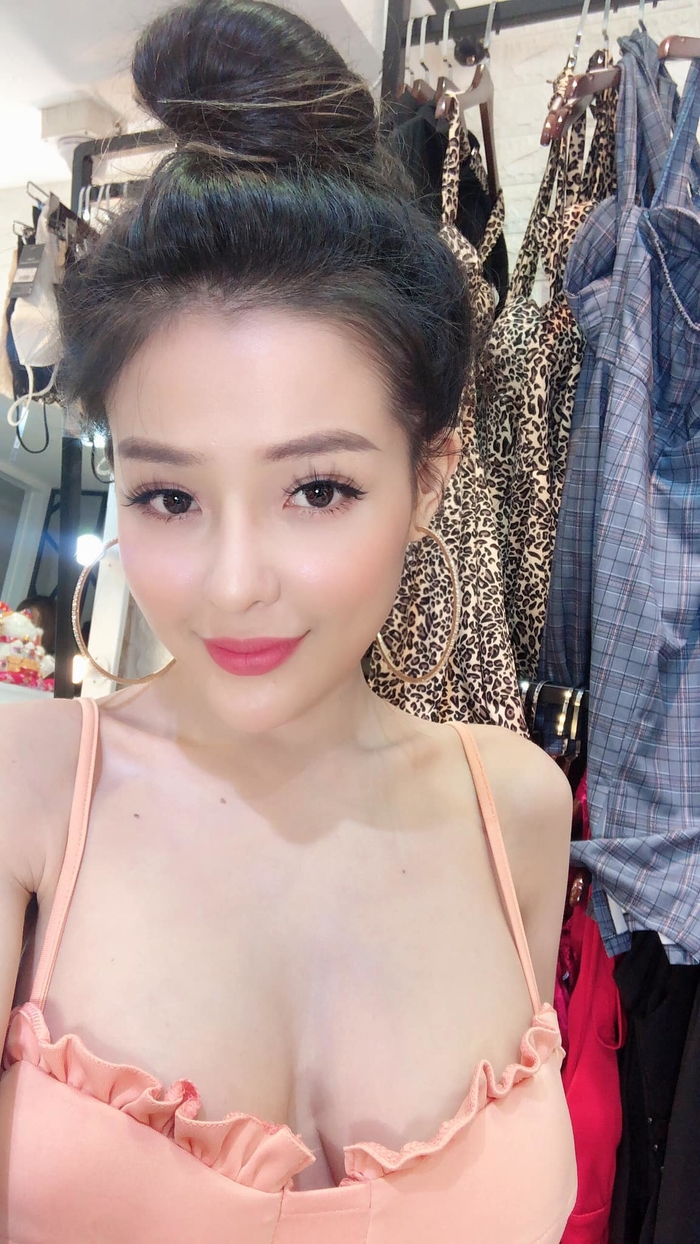 Ngân 98 hết livestream đến cố tình vén váy khoe phần phản cảm