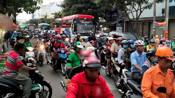Người dân ùn ùn rời thành phố về quê ăn tết: Phố phường vắng hoe?