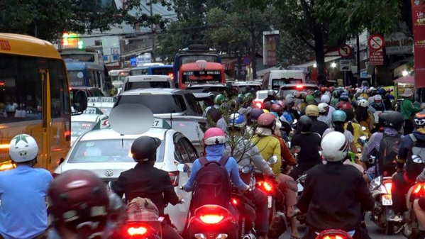 Nguoi dan un un roi Ha Noi, Ho Chi Minh ve que an tet: Pho phuong vang hoe