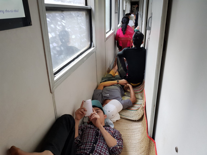 Nguoi dan un un roi Ha Noi, Ho Chi Minh ve que an tet: Pho phuong vang hoe
