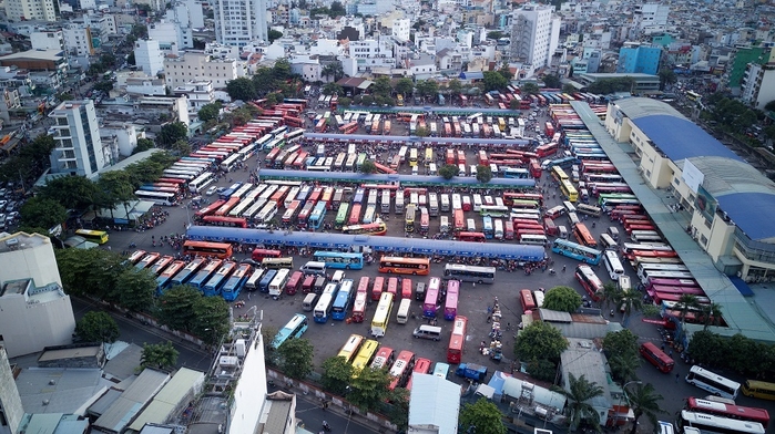 Nguoi dan un un roi Ha Noi, Ho Chi Minh ve que an tet: Pho phuong vang hoe
