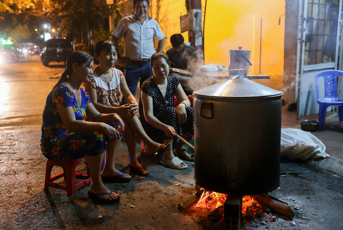 Người Sài Gòn trắng đêm “canh” nồi bánh chưng, bánh tét