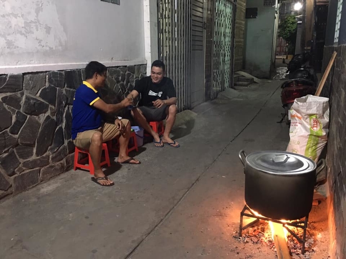 Người Sài Gòn trắng đêm “canh” nồi bánh chưng, bánh tét