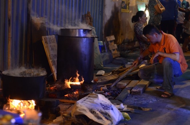 Người Sài Gòn trắng đêm “canh” nồi bánh chưng, bánh tét