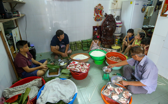 Người Sài Gòn trắng đêm “canh” nồi bánh chưng, bánh tét