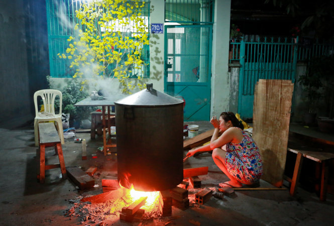 Người Sài Gòn trắng đêm “canh” nồi bánh chưng, bánh tét