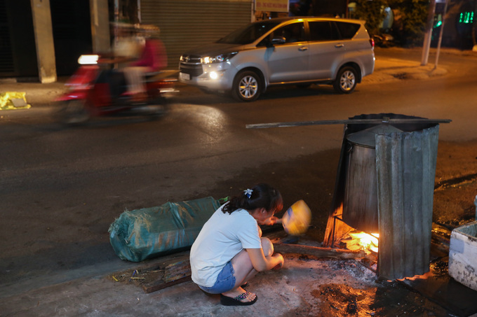 Người Sài Gòn trắng đêm “canh” nồi bánh chưng, bánh tét