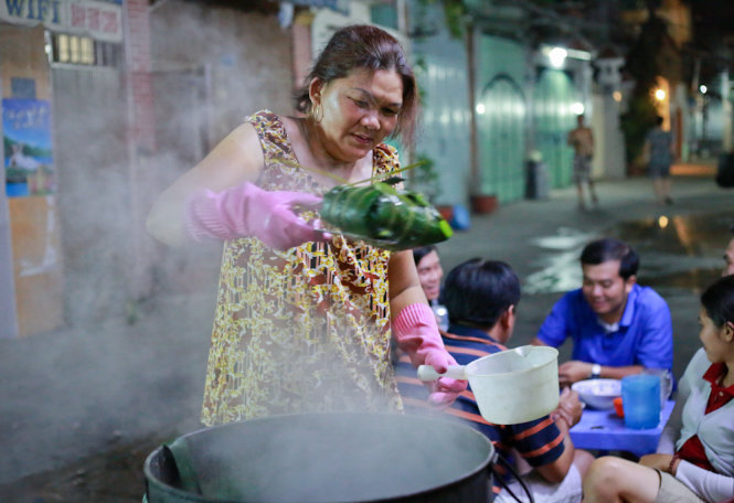 Người Sài Gòn trắng đêm “canh” nồi bánh chưng, bánh tét