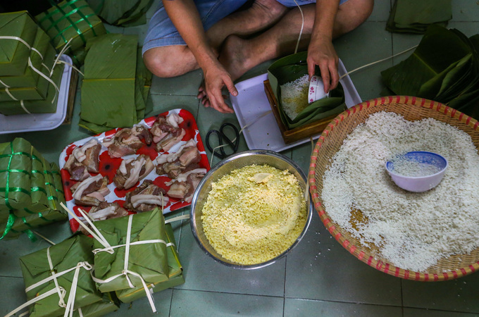 Người Sài Gòn trắng đêm “canh” nồi bánh chưng, bánh tét