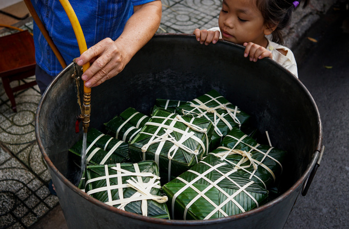 Người Sài Gòn trắng đêm “canh” nồi bánh chưng, bánh tét