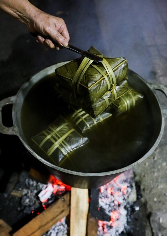 Người Sài Gòn trắng đêm “canh” nồi bánh chưng, bánh tét