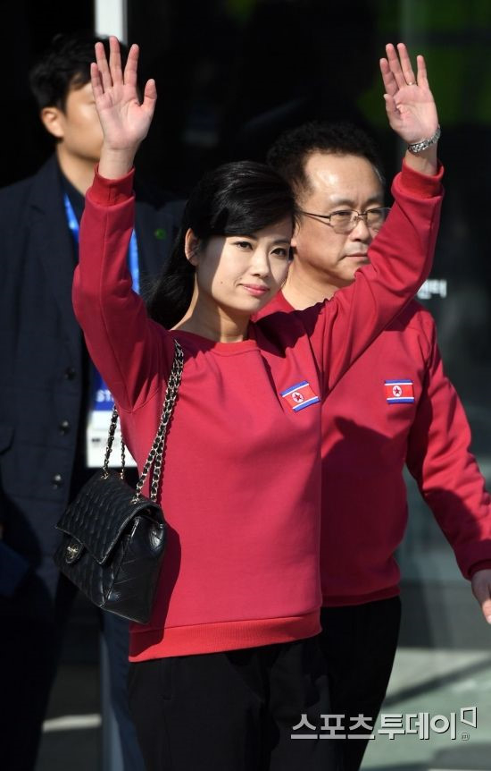 Nhan sắc nữ ca sĩ quyền lực tháp tùng Chủ tịch Kim Jong-un đến Hà Nội