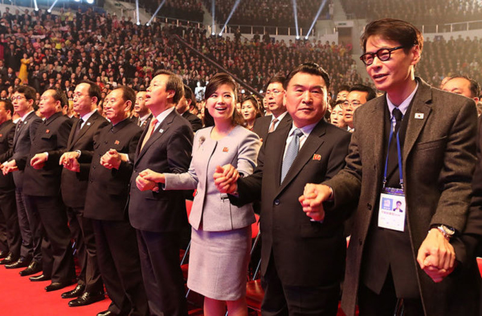 Nhan sắc nữ ca sĩ quyền lực tháp tùng Chủ tịch Kim Jong-un đến Hà Nội