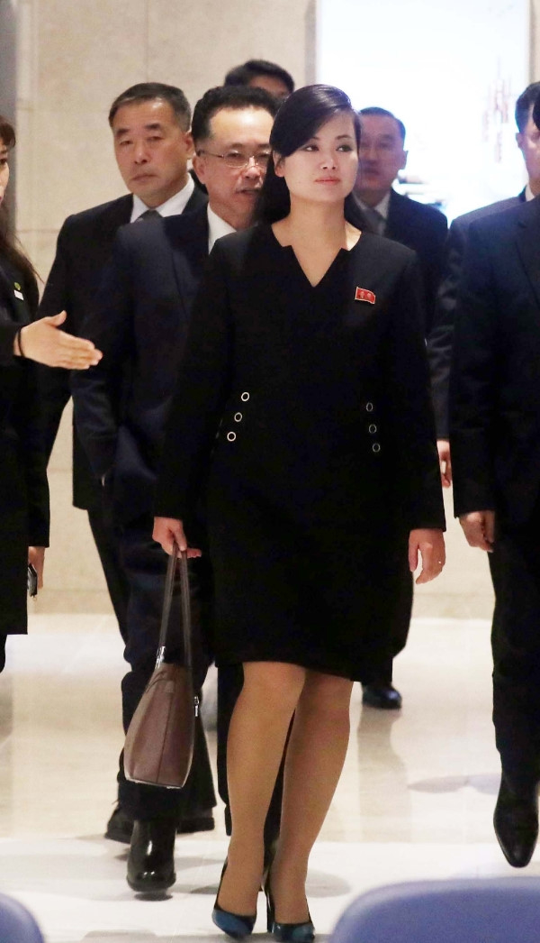 Nhan sắc nữ ca sĩ quyền lực tháp tùng Chủ tịch Kim Jong-un đến Hà Nội